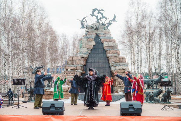 Вороний день в Ханты-Мансийске собрал тысячи гостей и подарил праздник первой семье коренных народов 2026 года