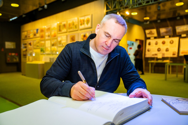 Губернатор Югры осмотрел экспозиции краеведческую и художественную экспозиции в сургутском музейном центре