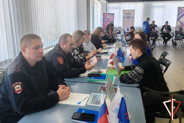 В Югре сотрудники Росгвардии приняли участие во Всероссийской ярмарке трудоустройства