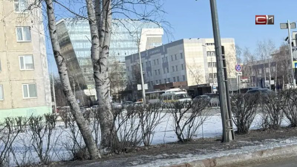 Водовод прорвало возле СОКБ в Сургуте &mdash; возможны проблемы с качеством воды