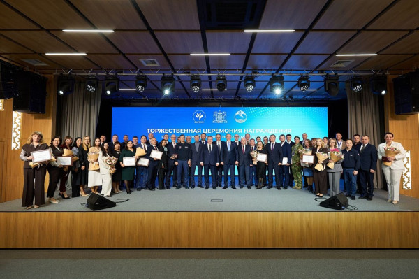 Руслан Кухарук вручил награды муниципальным служащим Югры ко Дню местного самоуправления