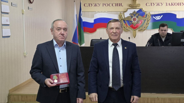 В Сургуте поздравили ветеранов органов внутренних дел и отметили их заслуги