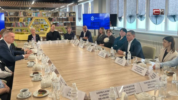 Одну из самых современных школ Югры посетил Владимир Якушев