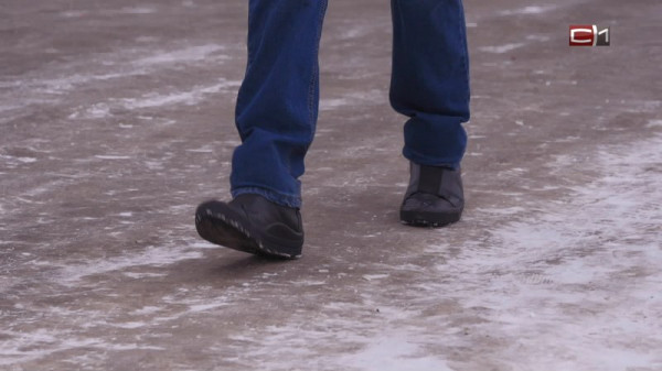 Упал на льду во дворе: житель Югры добился от УК компенсации за травму