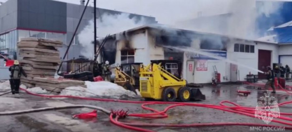 В Сургуте вспыхнула станция техобслуживания на Нефтеюганском шоссе