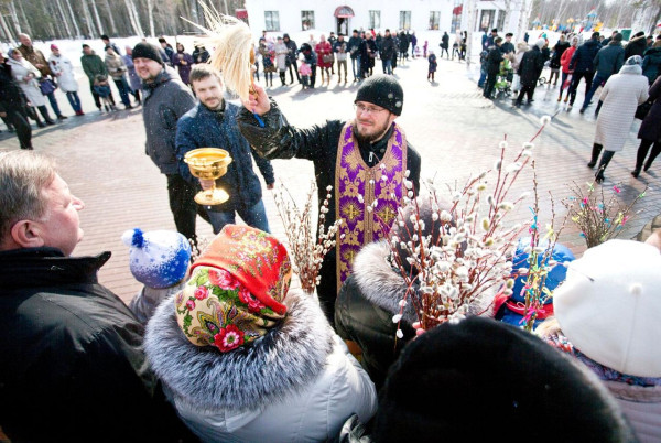 Тысячи югорчан пришли на освящение вербы в Вербное воскресенье Тысячи югорчан пришли на освящение вербы в Вербное воскресенье