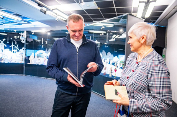 Губернатор Югры осмотрел экспозиции краеведческую и художественную экспозиции в сургутском музейном центре