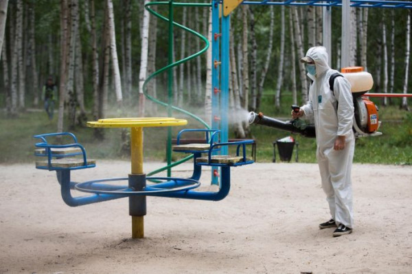 Администрация Сургута назвала сроки и места противоклещевой обработки скверов и парков