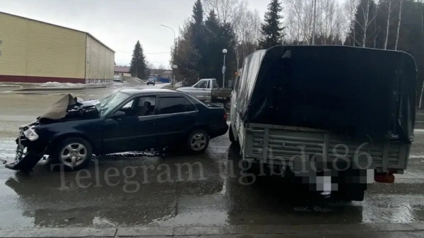 В Югре иномарка врезалась в отечественное авто &mdash; есть пострадавший