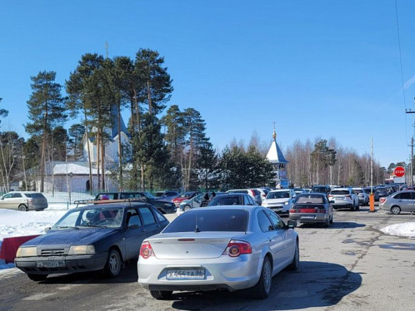 В Сургуте образовались огромные пробки из-за празднования Радоницы
