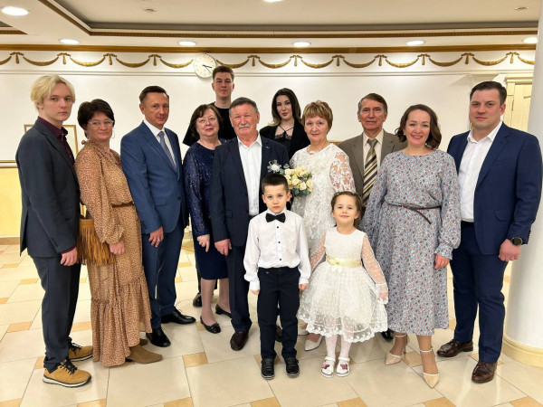 Сегодня депутат Думы Артем Гаврилов поздравил с золотым юбилеем супругов Поповых Сегодня депутат Думы Артем Гаврилов поздравил с золотым юбилеем супругов Поповых