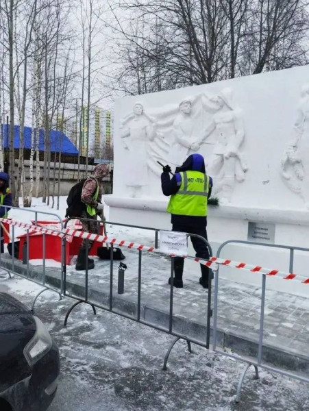 В Сургуте специалисты приводят в порядок городские мемориалы к 81-й годовщине Победы