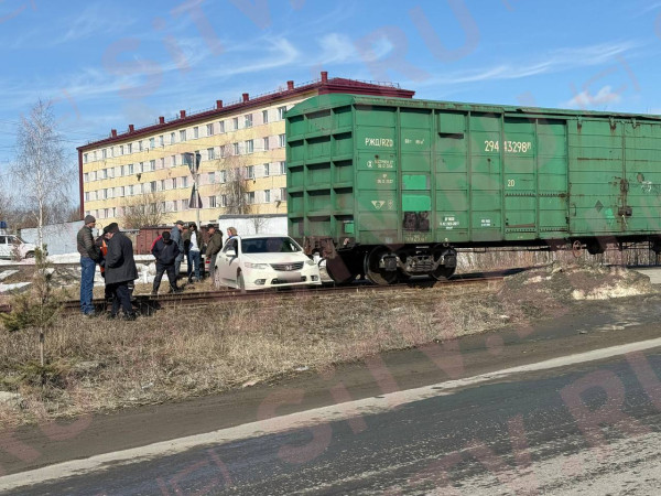 Автомобиль столкнулся с поездом на ж/д путях в Сургуте
