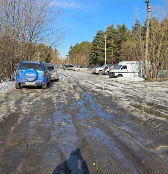 ​Жители Сургута просят обустроить дорогу у спортивной школы на набережной Ивана Кайдалова