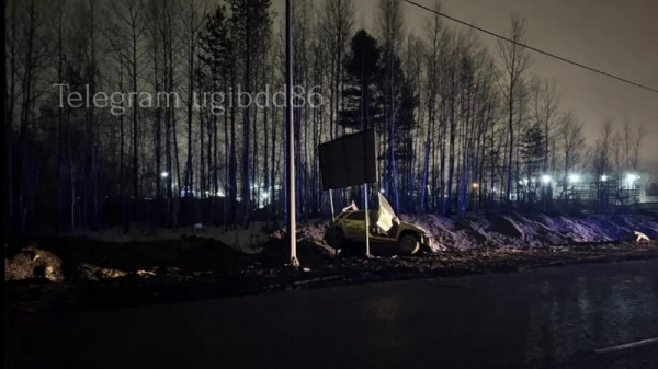 В Югре 18-летний водитель ВАЗ вылетел с дороги и врезался в опору ЛЭП