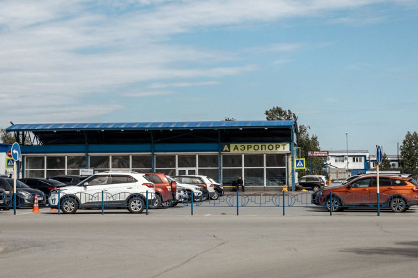 Новые правила парковки в аэропорту Сургута провоцируют пробки на выезде