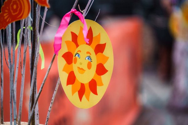 Вороний день в Ханты-Мансийске собрал тысячи гостей и подарил праздник первой семье коренных народов 2026 года