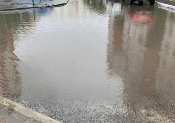 ​Улицу Маяковского в Сургуте залило водой
