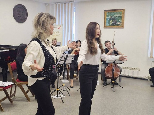 В Сургуте народная артистка России провела занятия для студентов колледжа 