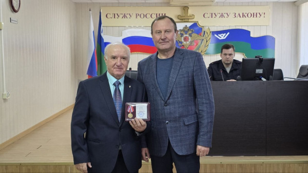 В Сургуте поздравили ветеранов органов внутренних дел и отметили их заслуги
