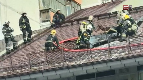 В Сургуте загорелась кровля коммерческого здания на проспекте Мира