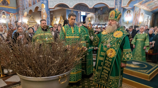 Митрополит Павел встретил Вербное воскресенье с верующими Сургута Митрополит Павел встретил Вербное воскресенье с верующими Сургута