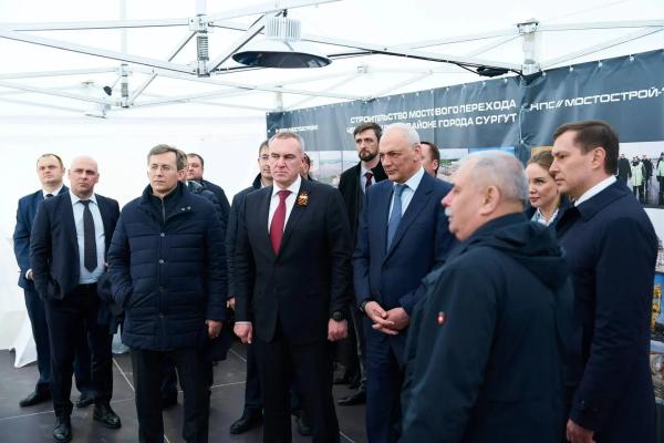 Заместитель руководителя Администрации Президента РФ Магомедсалам Магомедов и губернатор Югры Руслан Кухарук вместе с представителем генерального подрядчика &mdash; компанией &laquo;Мостострой-11&raquo;, осмотрели мостовой переход &laquo;Звезда...