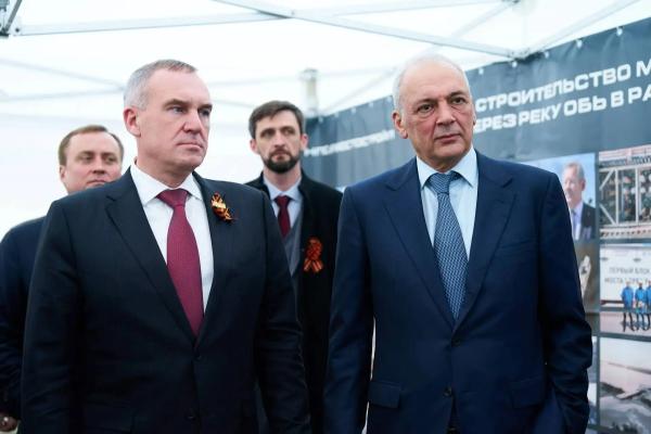 Заместитель руководителя Администрации Президента РФ Магомедсалам Магомедов и губернатор Югры Руслан Кухарук вместе с представителем генерального подрядчика &mdash; компанией &laquo;Мостострой-11&raquo;, осмотрели мостовой переход &laquo;Звезда...