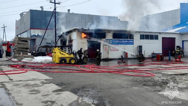 Бокс СТО горит на Нефтеюганском шоссе в Сургуте