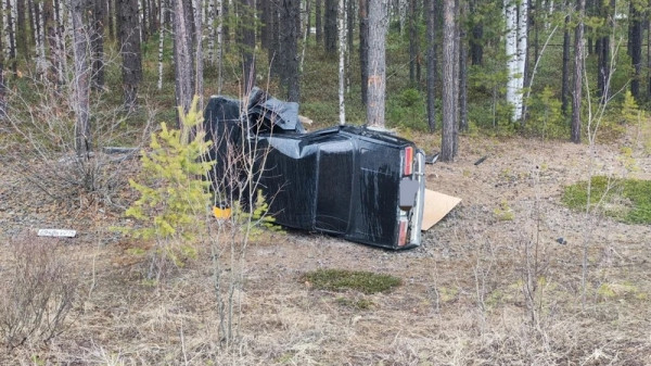 На трассе в Югре машина перевернулась в кювет &mdash; водитель погиб