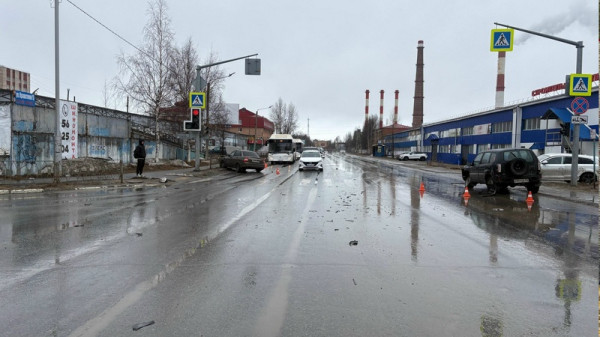 Две &laquo;Лады&raquo; не поделили перекресток в Нижневартовске