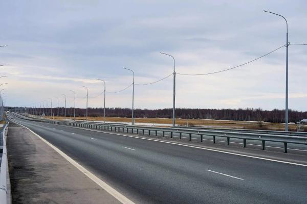 Заместитель руководителя Администрации Президента РФ Магомедсалам Магомедов и губернатор Югры Руслан Кухарук вместе с представителем генерального подрядчика &mdash; компанией &laquo;Мостострой-11&raquo;, осмотрели мостовой переход &laquo;Звезда...