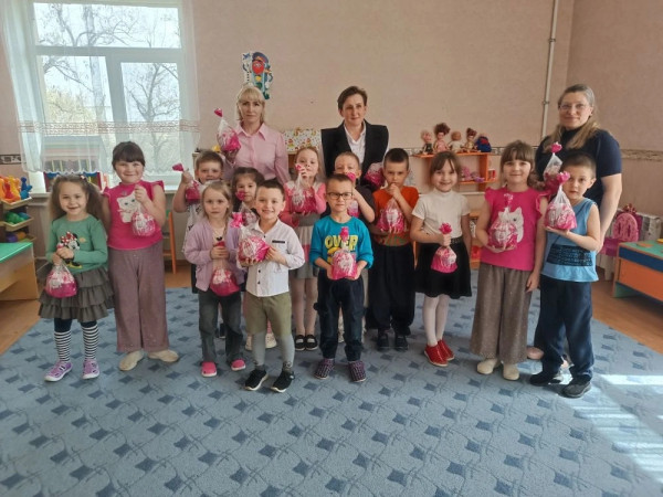 Югорчане привезли пасхальные куличи детям из Нижней Крынки Югорчане привезли пасхальные куличи детям из Нижней Крынки