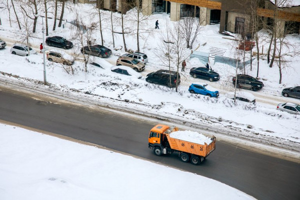В Сургуте самосвал снес автобусный павильон на въезде в дачный кооператив