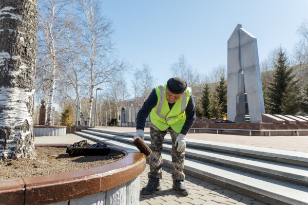 Сургут преображается к майским праздникам: звезды Победы, обновленные памятники и город в триколорах
