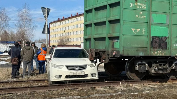 Легковушка столкнулась с поездом на ж/д переезде в Сургуте