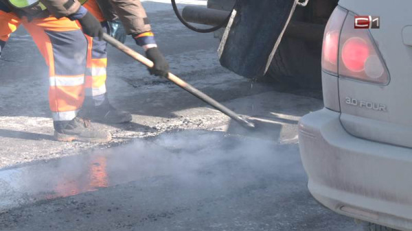 Ямы на дорогах Сургута начали ремонтировать