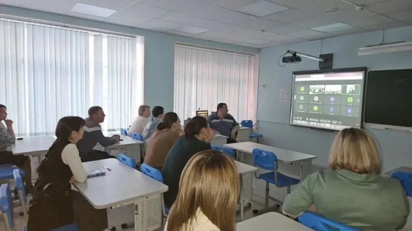 В Сургутском районе полицейские в рамках акции &laquo;Цифровой иммунитет&raquo; обучают родителей кибербезопасности детей