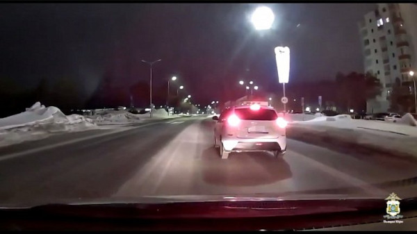 Пьяный угонщик, пытаясь оторваться от полиции ХМАО, врезался в авто на обочине