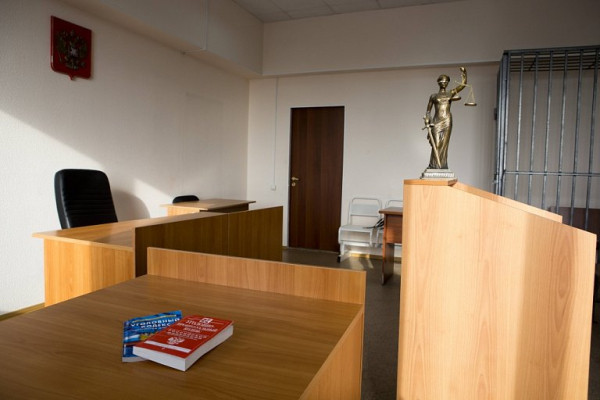 Суд оштрафовал жителя ХМАО за фиктивную прописку матери с детьми из Таджикистана