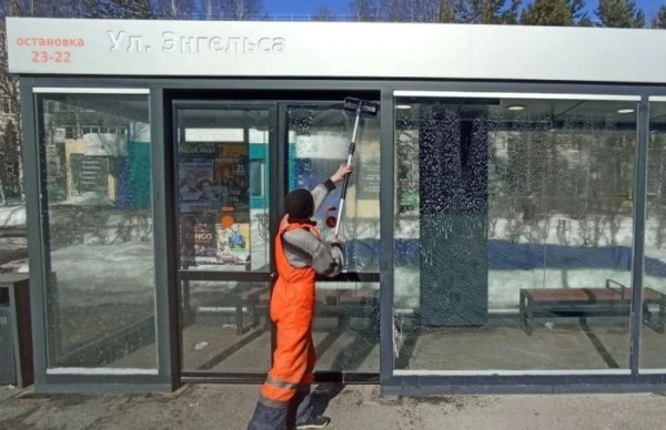 ​В Сургуте начали отмывать остановки после зимы