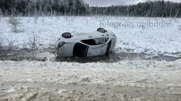 Автомобиль вылетел в кювет в Югре &ndash; пострадал пассажир