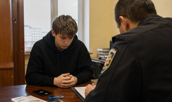 Подростку из Сургута грозит до 6 лет за торговлю банковской картой