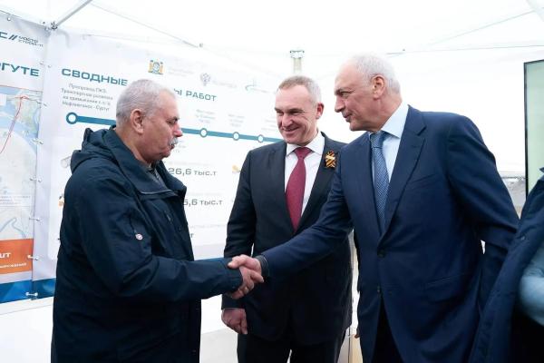 Заместитель руководителя Администрации Президента РФ Магомедсалам Магомедов и губернатор Югры Руслан Кухарук вместе с представителем генерального подрядчика &mdash; компанией &laquo;Мостострой-11&raquo;, осмотрели мостовой переход &laquo;Звезда...