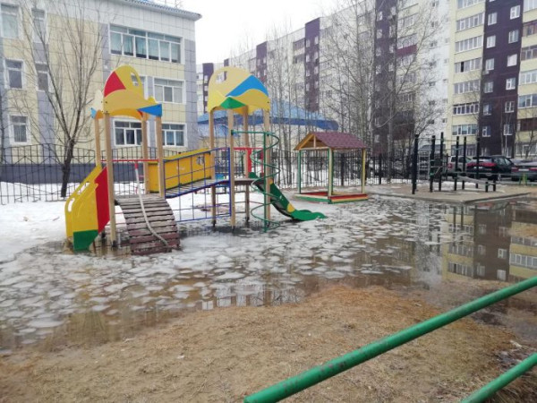 В Сургуте из-за таяния снега затопило детскую площадку ‒ УК проблему не решает В Сургуте из-за таяния снега затопило детскую площадку ‒ УК проблему не решает
