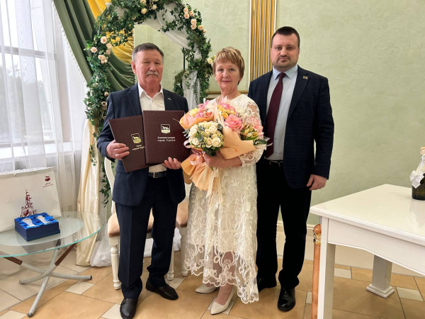 Сегодня депутат Думы Артем Гаврилов поздравил с золотым юбилеем супругов Поповых Сегодня депутат Думы Артем Гаврилов поздравил с золотым юбилеем супругов Поповых