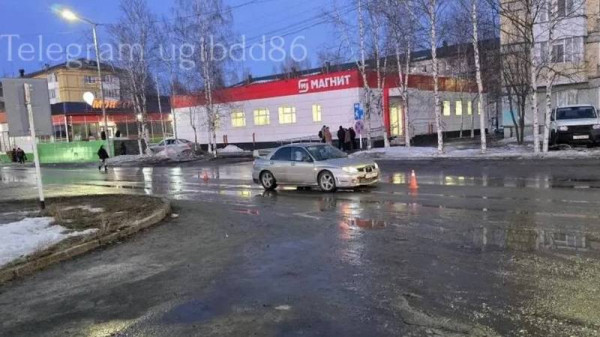 Школьник попал под колеса автомобиля, перебегая дорогу вне перехода в Югре