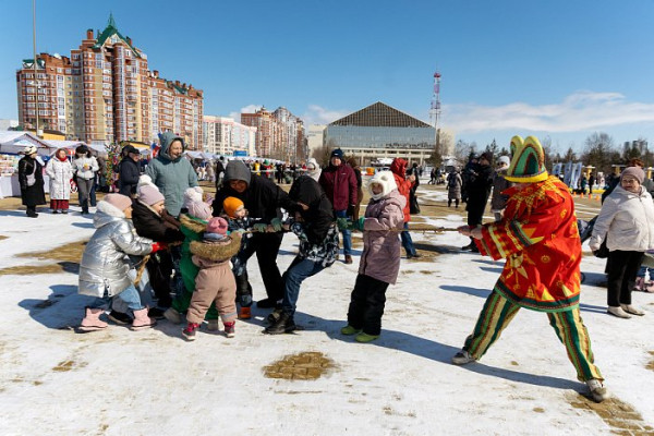 Жители Сургута впервые с размахом отметили Красную горку