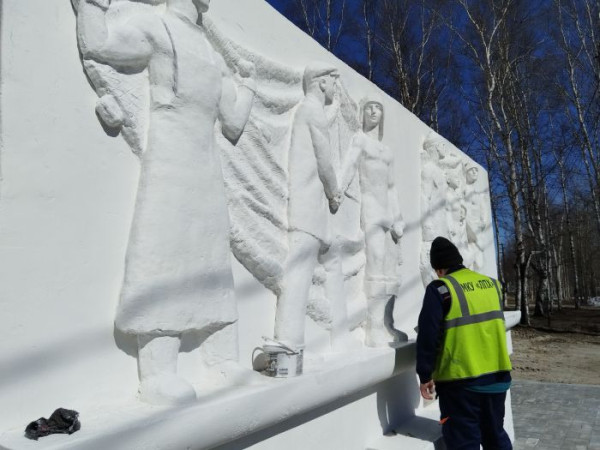 ​Сургутские памятники готовят к 9 Мая ‒ очищают, шпаклюют и красят