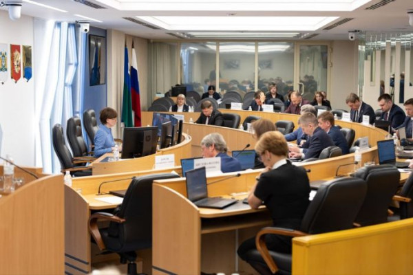 ​Депутаты Сургута утвердили наказы для школ и детсадов и назначили слушания по Уставу города